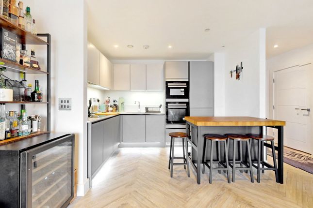 Thumbnail Flat for sale in Courthouse Way, London