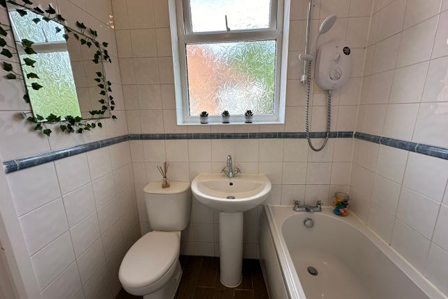 This Well-Maintained Bathroom Features A Modern Ba...