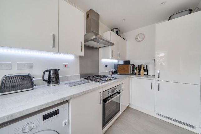 16, Garrett Close, Havant photo 3