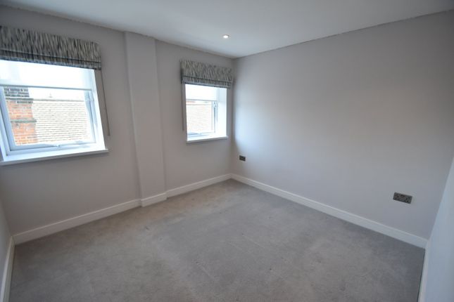 Flat to rent in Station Road, Gerrards Cross