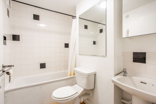 Flat for sale in Cleveland Grove, London