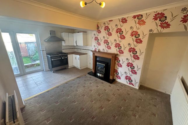 32, Wood End Road, Wolverhampton photo 4
