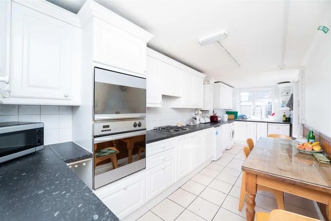 20, Ferraro Close, Hounslow photo 5