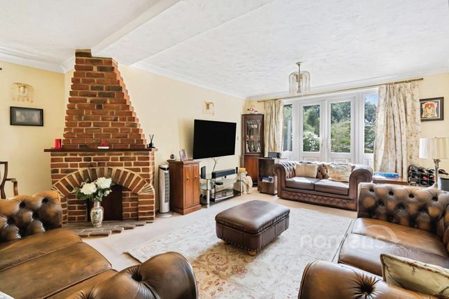 Santina Close, Surrey photo 4