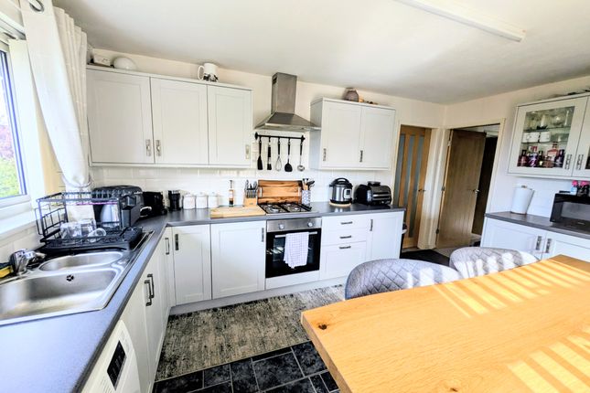 10, Elizabeth Crescent, Bradford photo 2