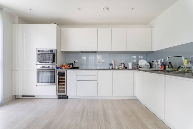 Flat to rent in Wandsworth Road, Vauxhall, London