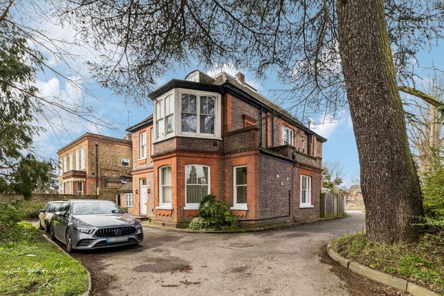2-bed house on Flat 2, 126 Aldenham Road, Bushey, Bushey, £325,000