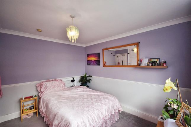 Flat for sale in Brent Lea, Brentford