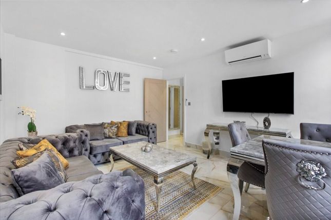 Flat to rent in Reeves Mews, London