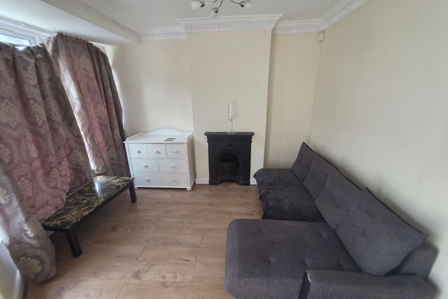 17, Wolsey Avenue, East Ham South photo 3