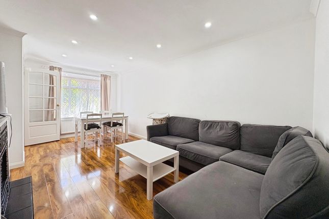 12, Darvel Close, Surrey photo 2