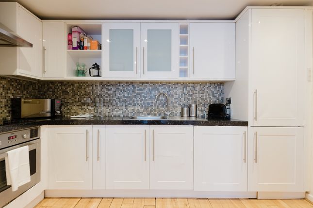 Lndn-Ear996 - Flat 7 Carriage Lodge,, 12 Earls Court Road, London photo 2
