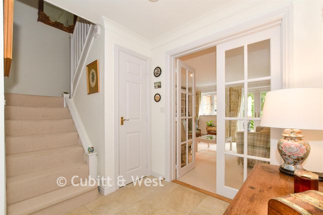 10, Wyvern Place, Warnham photo 4