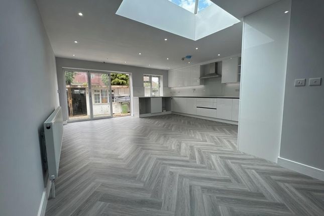 106, Randall Avenue, London photo 2