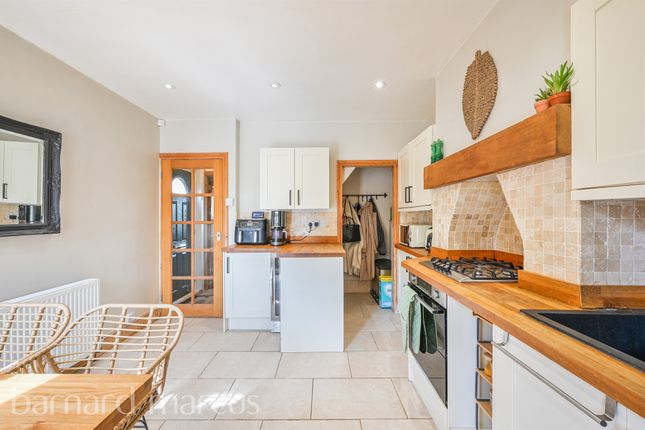 433, Leatherhead Road, Chessington photo 3