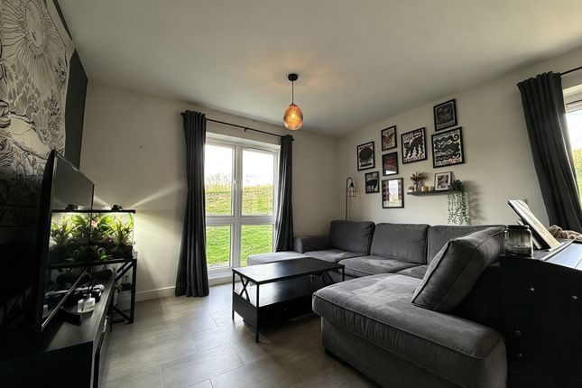 Flat 5, 27 Creswick, Swindon photo 3
