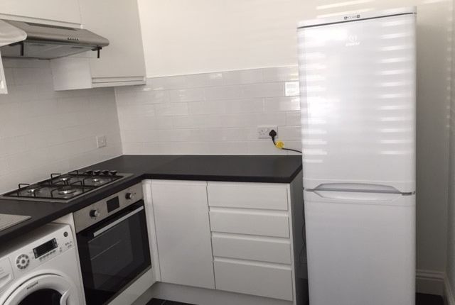 F2, 23, Chestnut Road, London photo 3