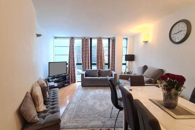 2-bed flat on Flat 15 Odeon Parade, 480 London Road, Isleworth, £250,000