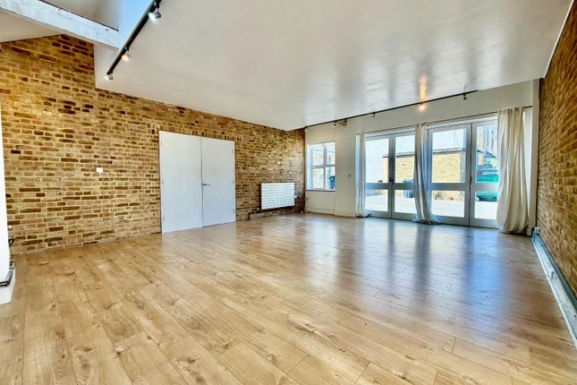 5 Laundry Mews, Herschell Road, London photo 3