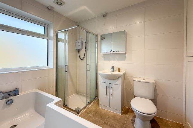24, Close Lea, Brighouse photo 3