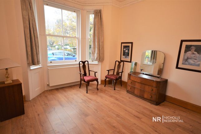 Flat to rent in Worple Road, Epsom, Surrey.