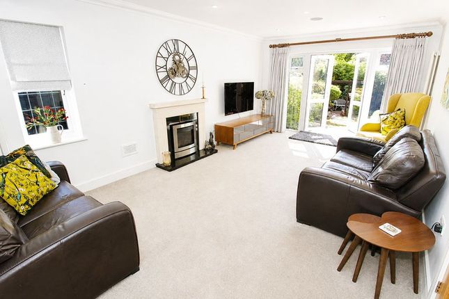 21, Walnut Grove, Banstead photo 3