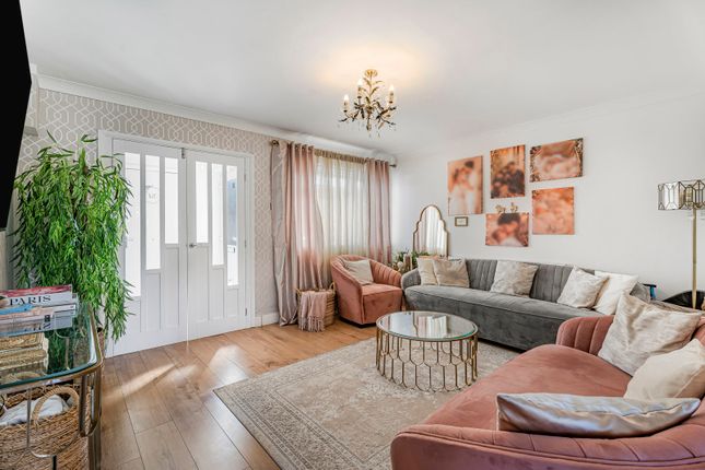 4, Falcon Way, Surrey photo 3