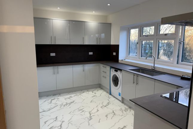 Two Bedrooms Two Bathrooms First Floor Flat Next To Newbury Park Station-