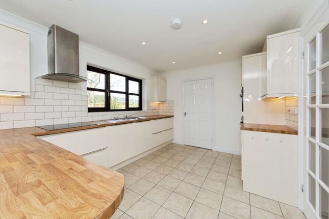5, Clos Y Dderwen, Carmarthenshire photo 4