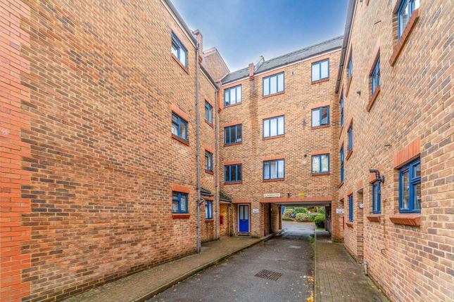 Flat to rent in Worcester Road, Sutton