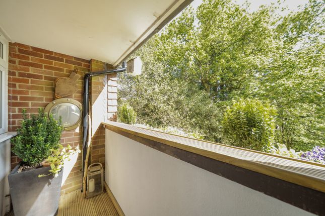 12 Russell Court,, Heather Way, Surrey photo 4