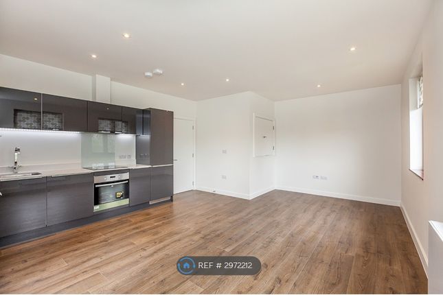 Flat, Beaumont House Hanworth Lane, Chertsey photo 2