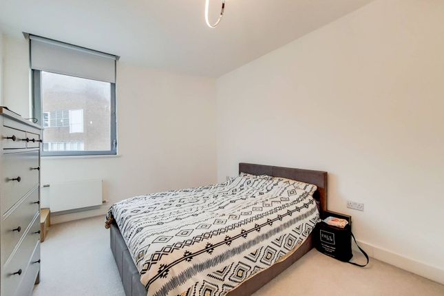 Flat for sale in Plaza Gardens, East Putney, London