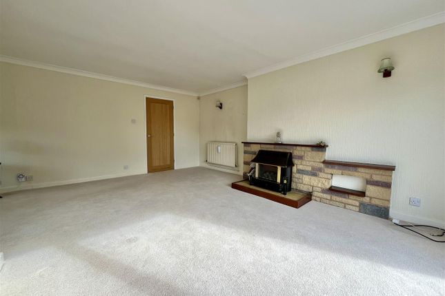 21, Hewlett Way, Cinderford photo 3