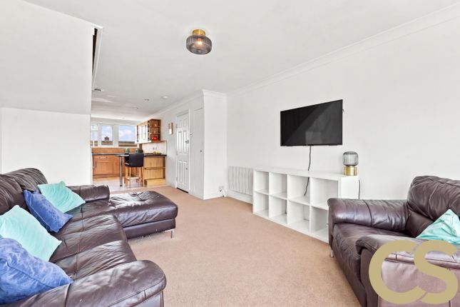 8 Turners Court, Turners Hill, Hertfordshire photo 4