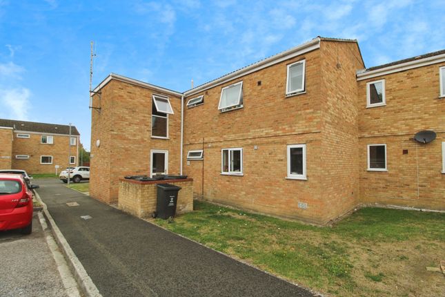 2 Dores Court, Swindon photo 2