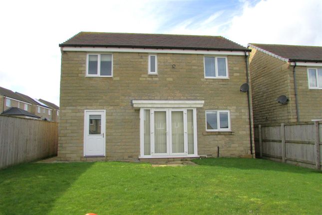 Detached house to rent in Pavilion View, Huddersfield