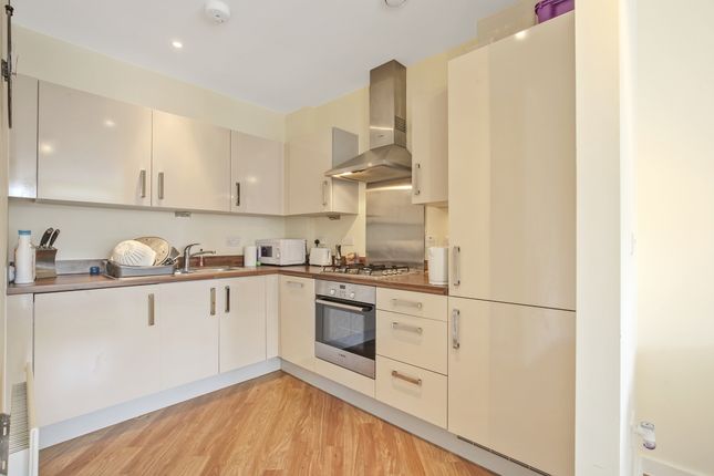 Flat to rent in Glengall Road, London