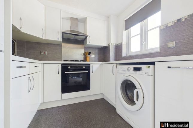 47 Kensington Way, Borehamwood photo 3