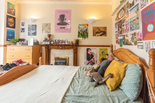 A Charming Double Bedroom Featuring A Cozy Layout ...