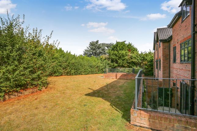4 Field View, 8, Cheam Road, Cheam photo 4