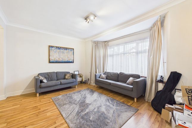 18 Princes Park Avenue, Golders Green photo 2