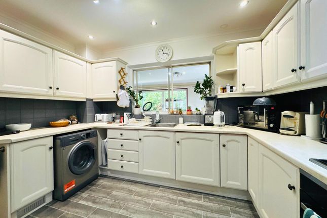 16, Applefield, Crawley photo 5