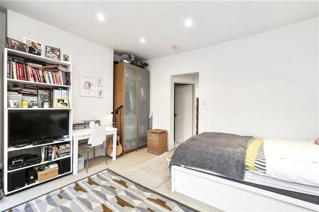 Second Floor Flat, 269, Royal College Street, London photo 4