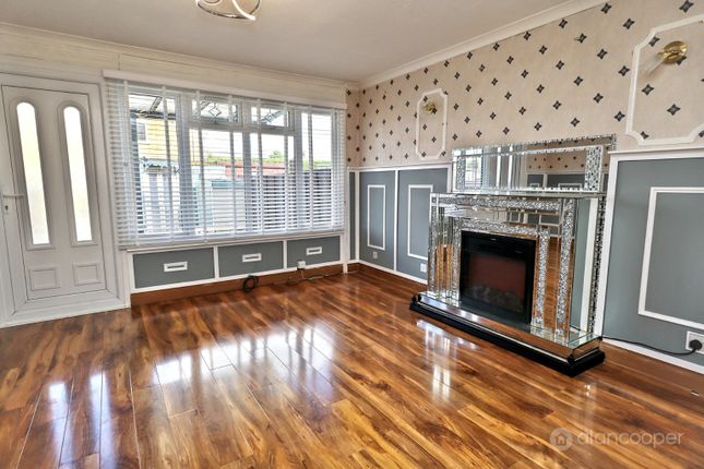 5 Warwick Green, Bulkington, Warwickshire photo 2