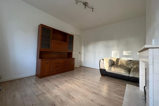 7 Watling Court, Dunstable photo 2
