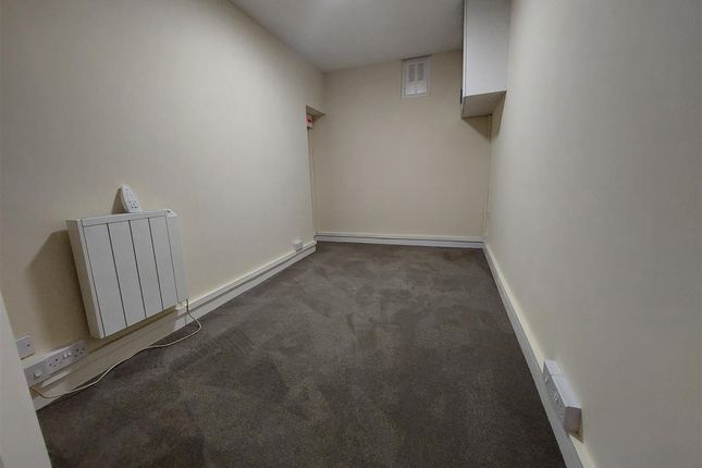 Basement Flat, Folkestone photo 4