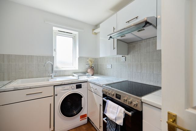 Flat 6, 161, Mellish Street, London photo 4