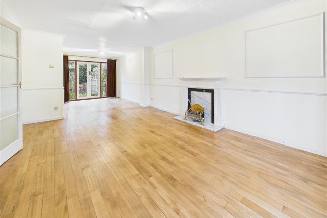 7, Victoria Close, Weybridge photo 2