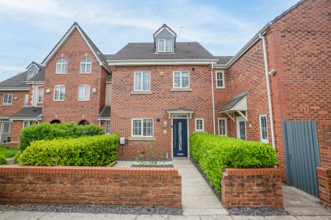 4 bed town house for sale in Hornchurch Court, Heywood OL10